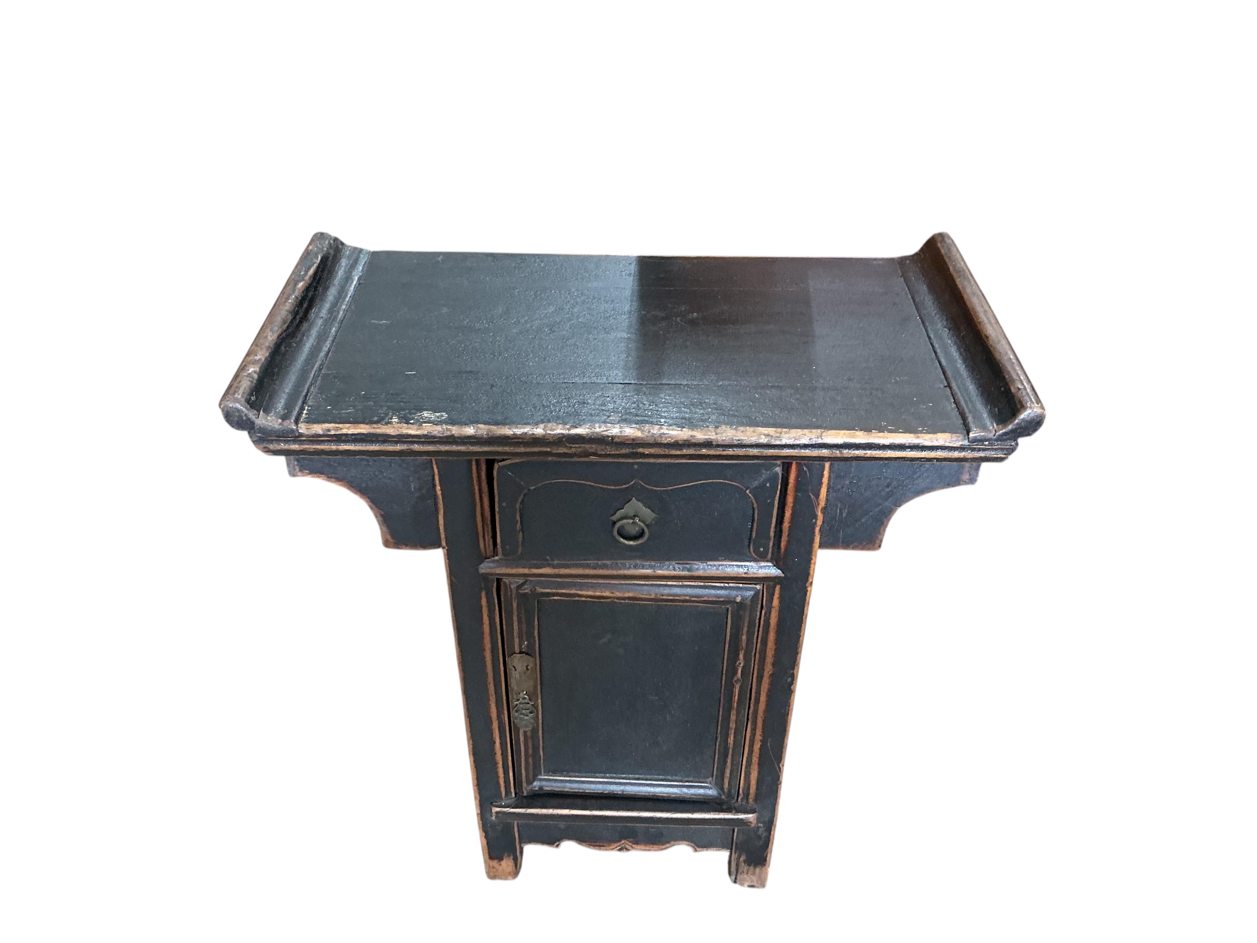 A small Chinese lacquer side cabinet, width 73cm, depth 35cm, height 80cm